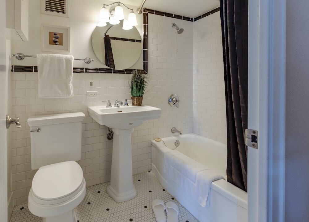 Tips om een kleine badkamer groter te laten lijken