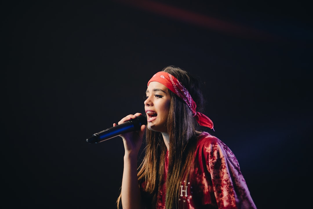 Roxeanne Hazes hervindt stem met tour en nieuw platencontract